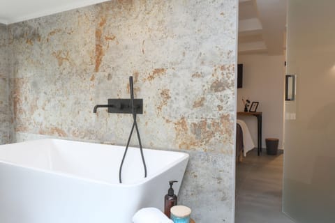Signature Room (Low ceiling 1.85m/6ft 7in) | Bathroom | Shower, free toiletries, hair dryer, slippers