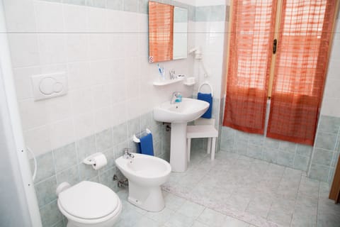 Quadruple Room | Bathroom | Shower, free toiletries, hair dryer, bidet