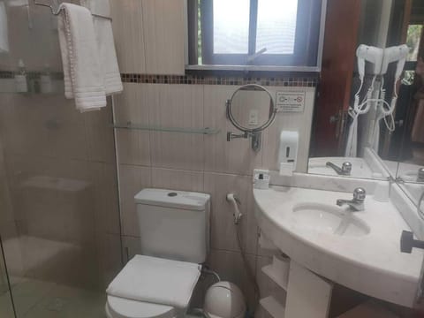 Standard Bungalow | Bathroom | Shower, free toiletries, hair dryer, towels