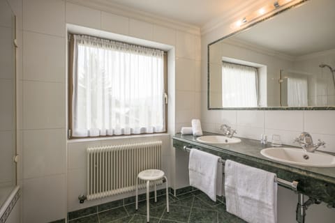 Junior Suite | Bathroom | Shower, free toiletries, hair dryer, bathrobes