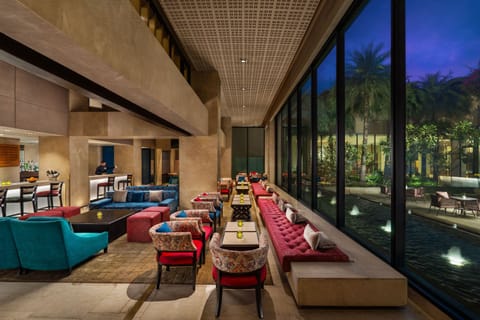 2 restaurants; breakfast, lunch, and dinner served
