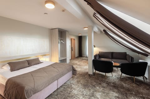 Standard Suite | Desk, iron/ironing board, cribs/infant beds, free WiFi