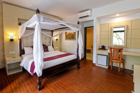Deluxe Chalet, 1 Queen Bed, Garden View | Minibar, in-room safe, desk, iron/ironing board