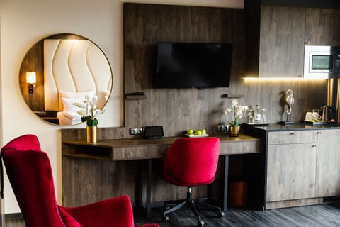 Premium Comfort Plus, Sea View Room | Hypo-allergenic bedding, in-room safe, individually decorated, desk