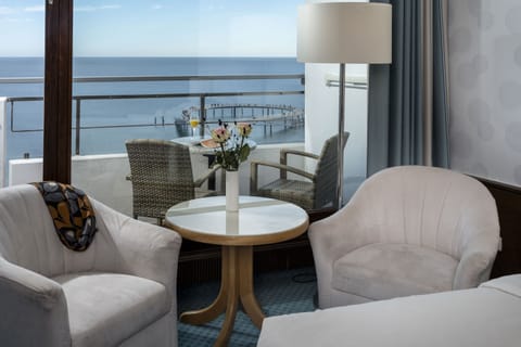 Hypo-allergenic bedding, in-room safe, desk, blackout drapes