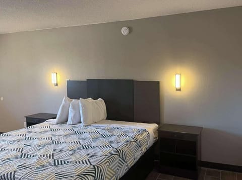 Desk, laptop workspace, free WiFi, bed sheets