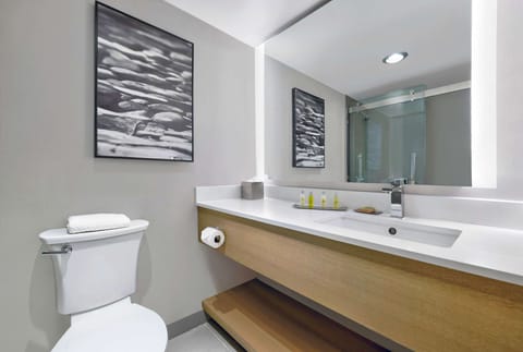 Combined shower/tub, designer toiletries, hair dryer, towels