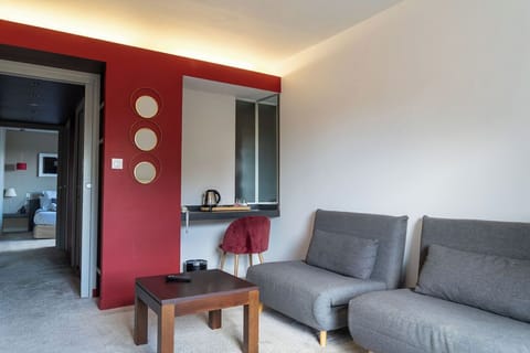 Comfort Suite | Living area | 70-cm flat-screen TV with digital channels, TV