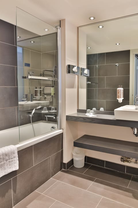 Standard Twin Room | Bathroom | Separate tub and shower, rainfall showerhead, free toiletries