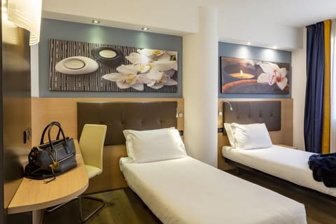 Double Room, 2 Twin Beds | Hypo-allergenic bedding, minibar, in-room safe, desk