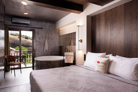 The Hot Tub Suite with Fireplace & Steam Shower | Private spa tub