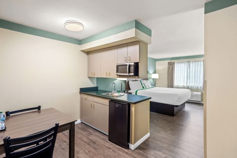 Traditional Suite, 1 King Bed (with Wet Bar) | Desk, blackout drapes, iron/ironing board, free WiFi