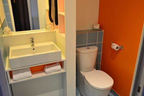 Shower, free toiletries, towels