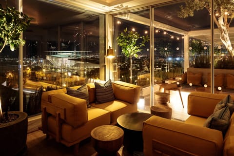 Serves lunch and dinner