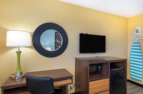 Room, 1 Queen Bed, Non Smoking | Desk, soundproofing, iron/ironing board, free WiFi