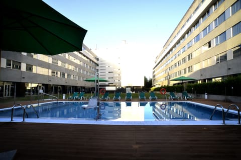 Seasonal outdoor pool, pool umbrellas, sun loungers
