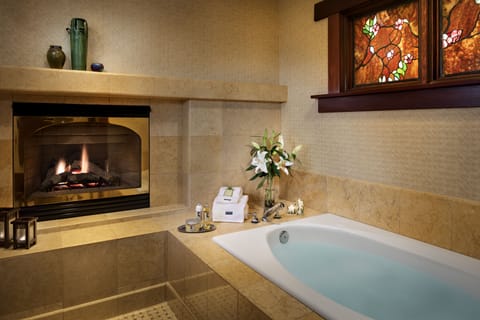 Suite (Thorsen) | Bathroom | Free toiletries, hair dryer, bathrobes, slippers