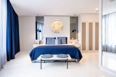 Panoramic Suite | Minibar, in-room safe, desk, blackout drapes