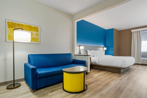 Suite, 1 King Bed with Sofa bed, Non Smoking, Jetted Tub | Desk, laptop workspace, iron/ironing board, free WiFi