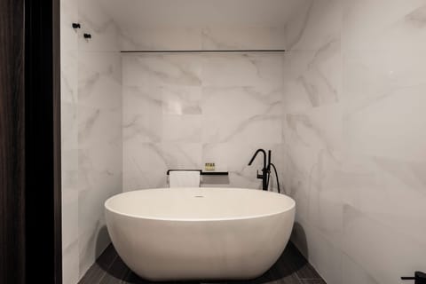 Presidential Suite | Bathroom | Combined shower/tub, free toiletries, hair dryer, bathrobes