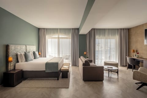 Deluxe Suite | In-room safe, desk, laptop workspace, blackout drapes