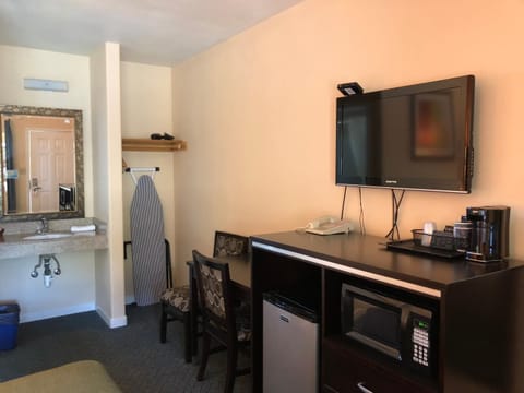 Iron/ironing board, WiFi (free), bed sheets