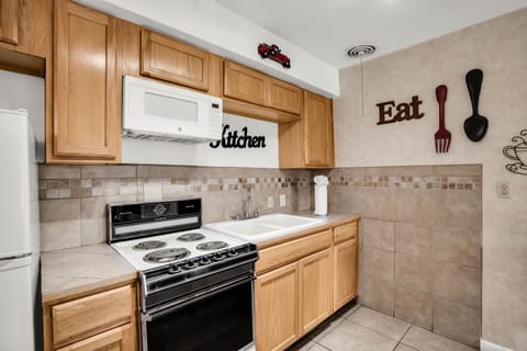 Studio Suite | Private kitchen | Fridge, microwave, coffee/tea maker