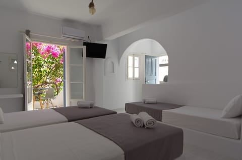 Triple Room | Hypo-allergenic bedding, blackout drapes, free cribs/infant beds