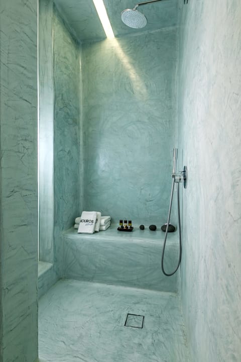 Junior Studio Suite, Hot Tub | Bathroom | Shower, free toiletries, hair dryer, bathrobes