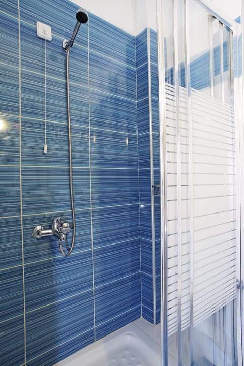 Single Room | Bathroom | Free toiletries, hair dryer, towels