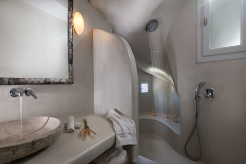 Ruby Suite | Bathroom | Combined shower/tub, rainfall showerhead, free toiletries, hair dryer