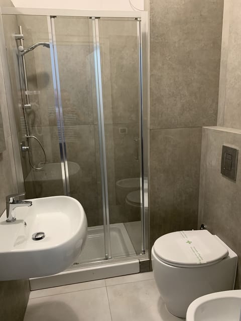 Superior Twin Room | Bathroom | Shower, hair dryer, bidet, towels