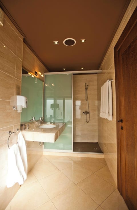 Minibar, desk, soundproofing, iron/ironing board