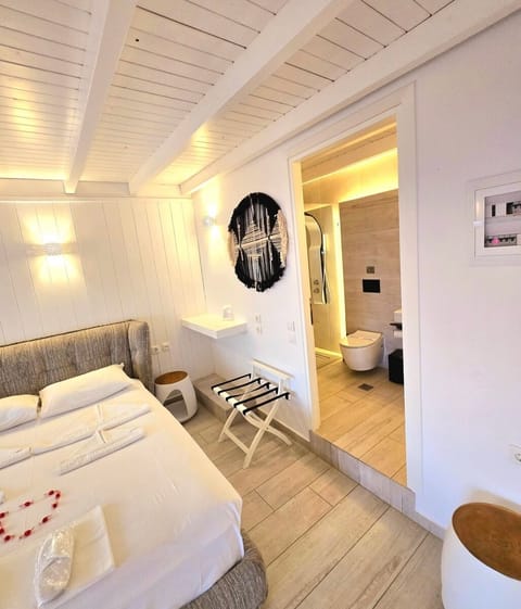 Superior Double or Twin Room, Sea View | Minibar, individually decorated, desk, soundproofing