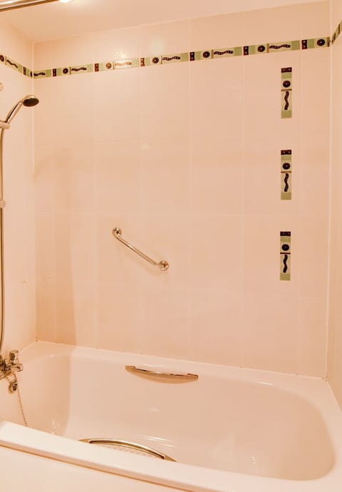 Combined shower/tub, hair dryer, towels, soap