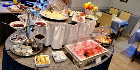 Daily buffet breakfast for a fee