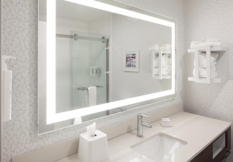 Combined shower/tub, free toiletries, hair dryer, towels