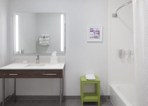 Combined shower/tub, free toiletries, hair dryer, towels