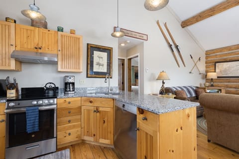 Perfect sized kitchen with granite counters/stainless appliances.