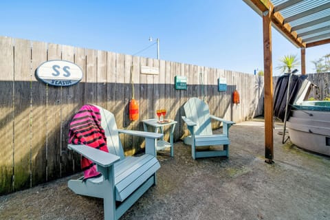 The perfect spot to start & end the day, hot tub, cozy chairs, BBQ on the patio