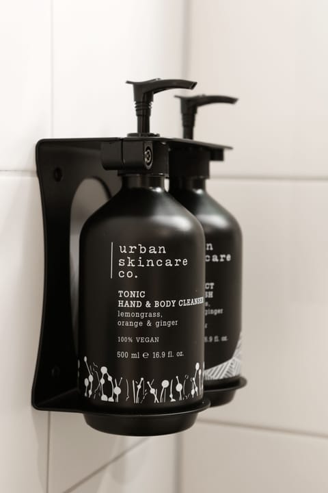 Shower, rainfall showerhead, free toiletries, hair dryer