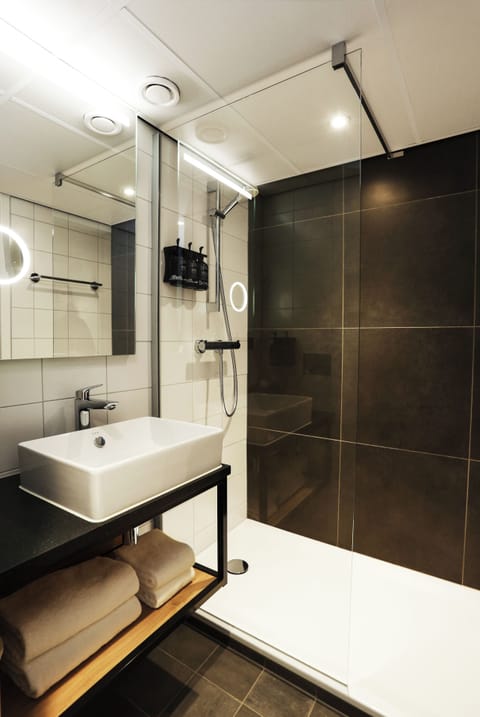 Shower, rainfall showerhead, free toiletries, hair dryer