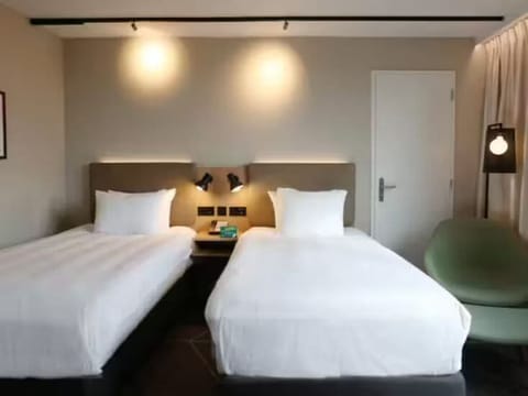 Standard Room | Premium bedding, in-room safe, desk, laptop workspace