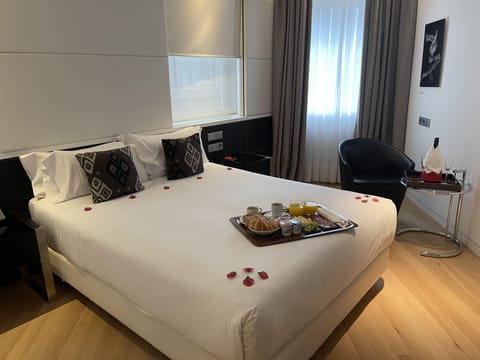 Double or Twin Room | Premium bedding, in-room safe, desk, blackout drapes