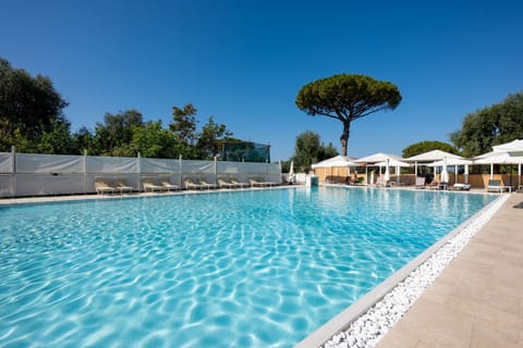 Outdoor pool, open 10:00 AM to 6:00 PM, sun loungers