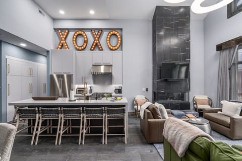 Deluxe Condo, 3 Bedrooms, 3 Bathrooms, Slope side | Private kitchen | Full-size fridge, microwave, oven, stovetop