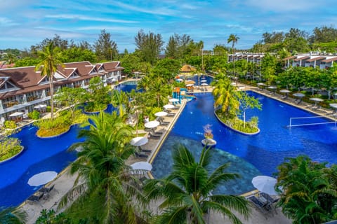8 outdoor pools, open 8:00 AM to 8:00 PM, pool umbrellas, sun loungers