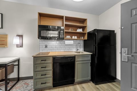 Premium bedding, in-room safe, desk, laptop workspace