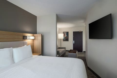 Premium bedding, in-room safe, desk, laptop workspace