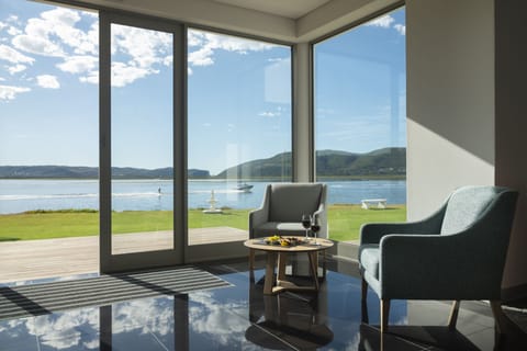 Serves breakfast, lunch, and dinner